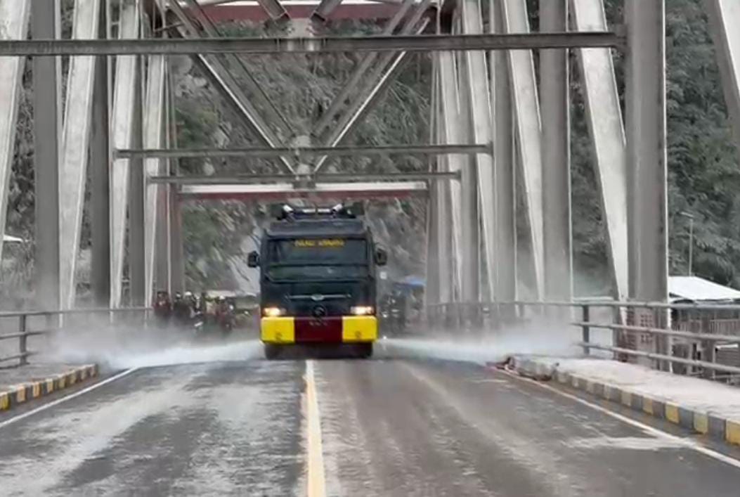 Polres Lumajang Kerahkan Mobil AWC, Bersihkan Sisa Lumpur APG Semeru di Jembatan Besuk Koboan