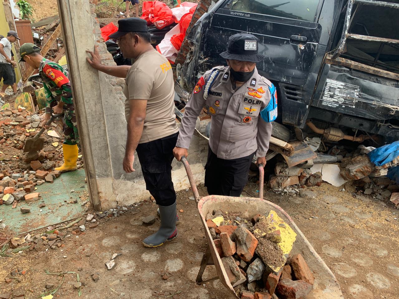 Sinergis Polsek Pulung dan Warga Kerja Bakti Evakuasi Material Longsor di Wagir Kidul
