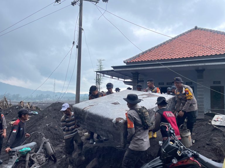 Satbrimob Polda Jawa Timur Perkuat Operasi Kemanusiaan Pasca Erupsi Semeru