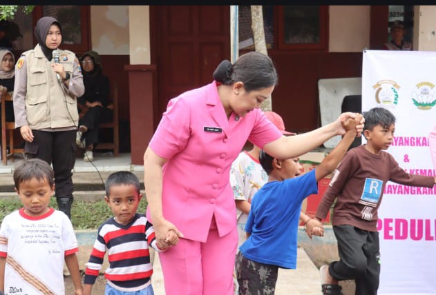 Polda Jatim Berikan Trauma Healing untuk Anak – anak di Pengungsian Dampak Erupsi Gunung Semeru