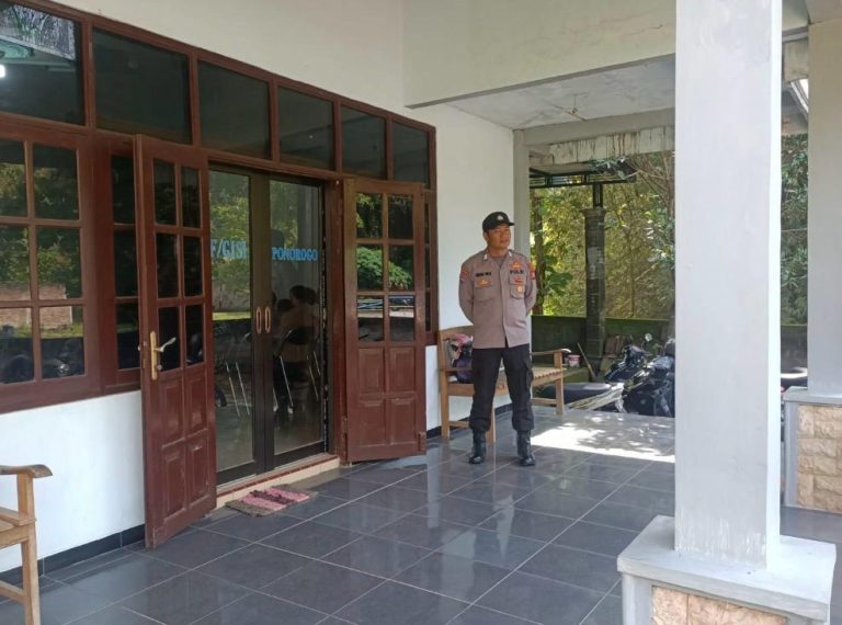 Patroli Dan Pengamanan Kebaktian Rutin Di Gereja Ratu Damai Dan Gereja Pantekosta Wil Kec Slahung