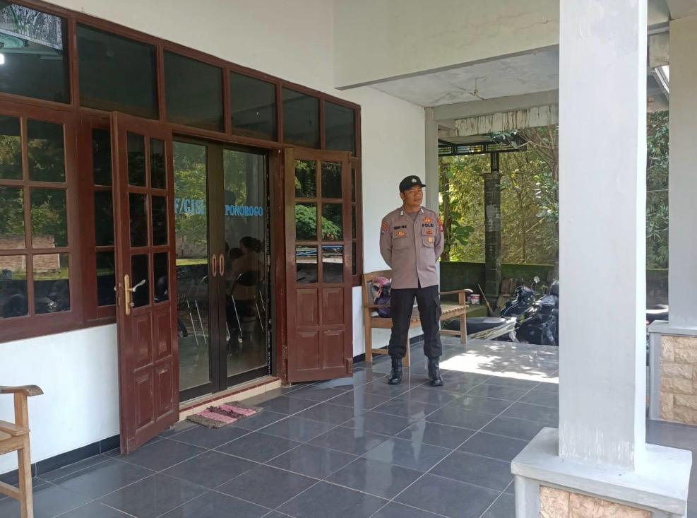 Patroli Dan Pengamanan Kebaktian Rutin Di Gereja Ratu Damai Dan Gereja Pantekosta Wil Kec Slahung