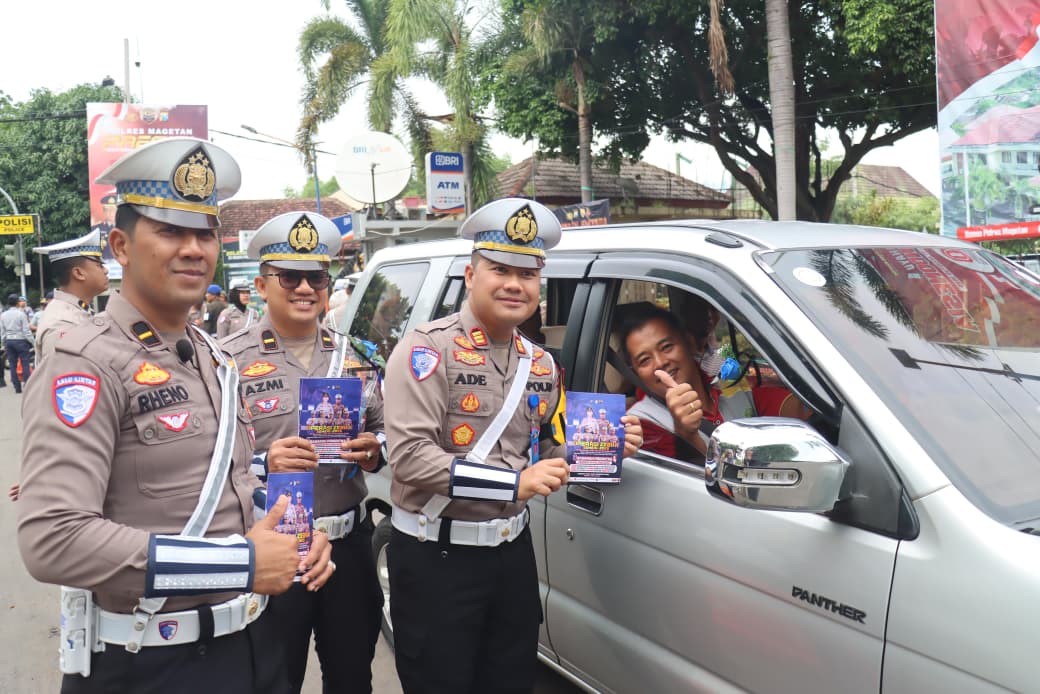 Operasi Zebra Semeru Polres Magetan Berbagi Bunga dan Coklat Ajak Warga Tertib Lalin