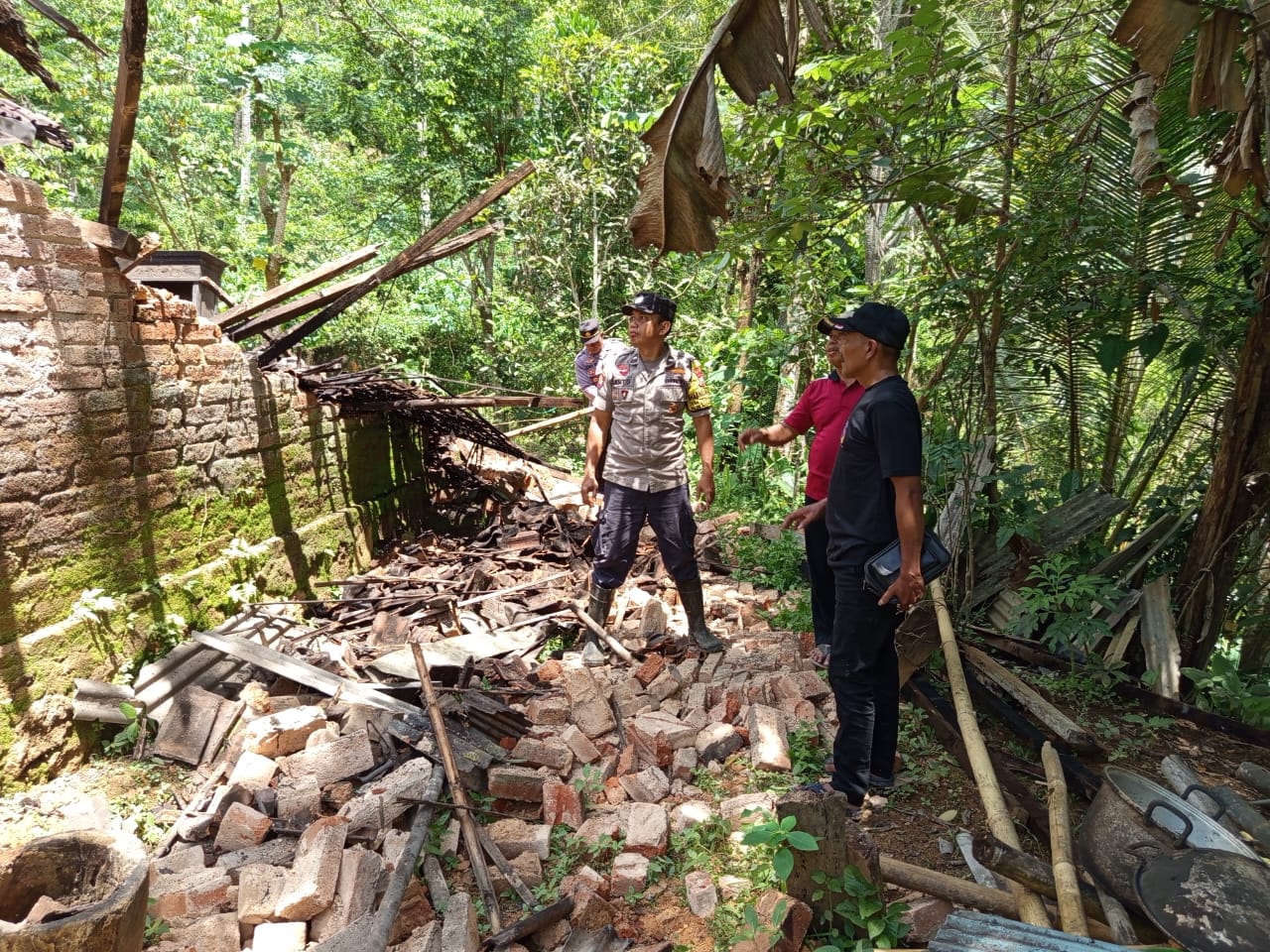 Rumah Warga Baosan Kidul Roboh Akibat Hujan Deras, Kapolsek Ngrayun Tinjau Lokasi