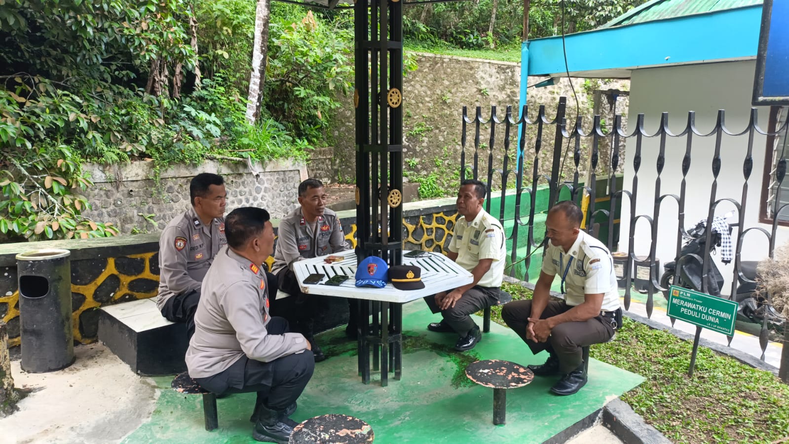 Kapolsek Ngebel Patroli Sambang ke Kantor PLTA Nusantara Power Ngebel