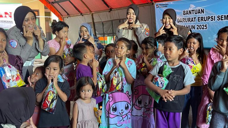 Polres Lumajang Dampingi Anak-anak Pengungsi Semeru: Beri Hiburan dan Pulihkan Trauma
