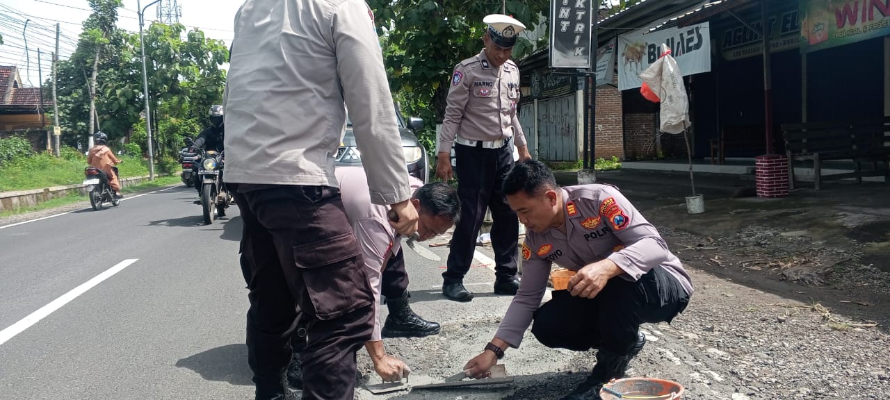 ​Cegah Lakalantas, Polsek Slahung Laksanakan Patroli Dan Perbaiki Jalan Berlubang