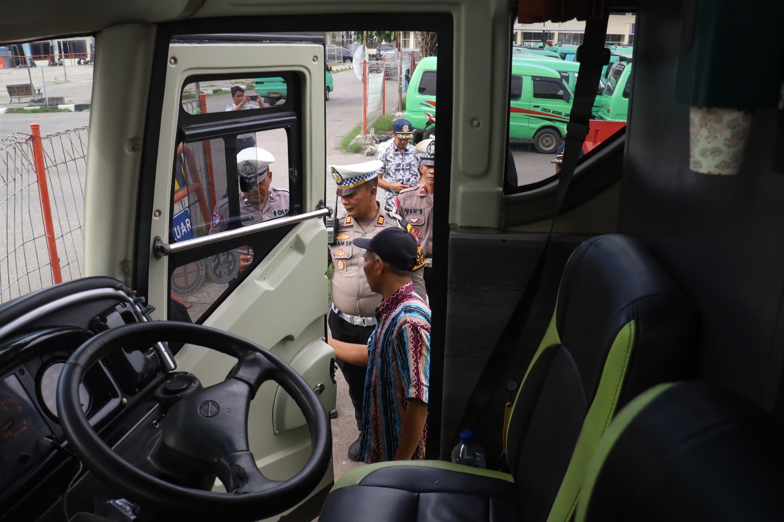 Operasi Zebra Semeru Polres Pelabuhan Tanjungperak Ramp Check Angkutan Umum dan Tes Urine Sopir