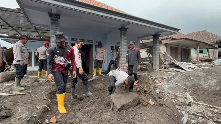 Polisi Bersihkan Rumah Warga Terdampak Erupsi Gunung Semeru di Lumajang
