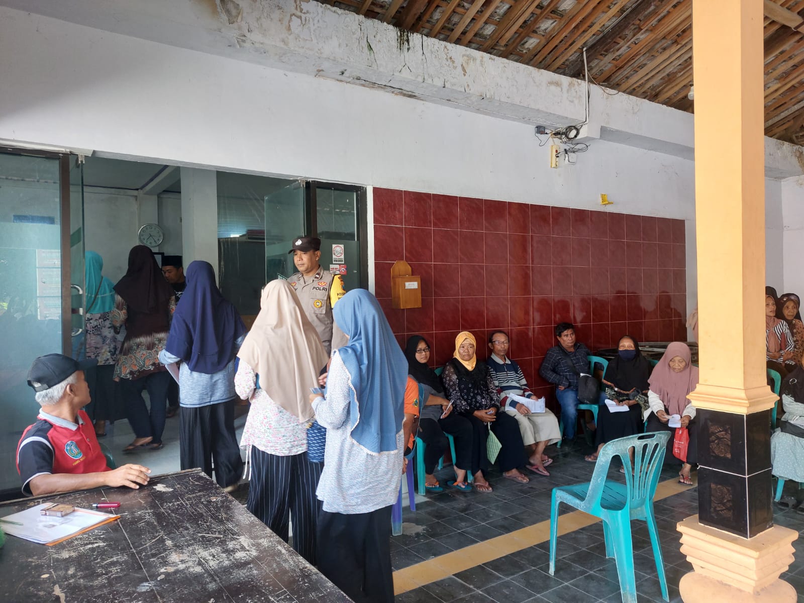 Bhabinkamtibmas Ngrogung Kawal Penyaluran BLTS Kesra Tahap I Tahun 2025