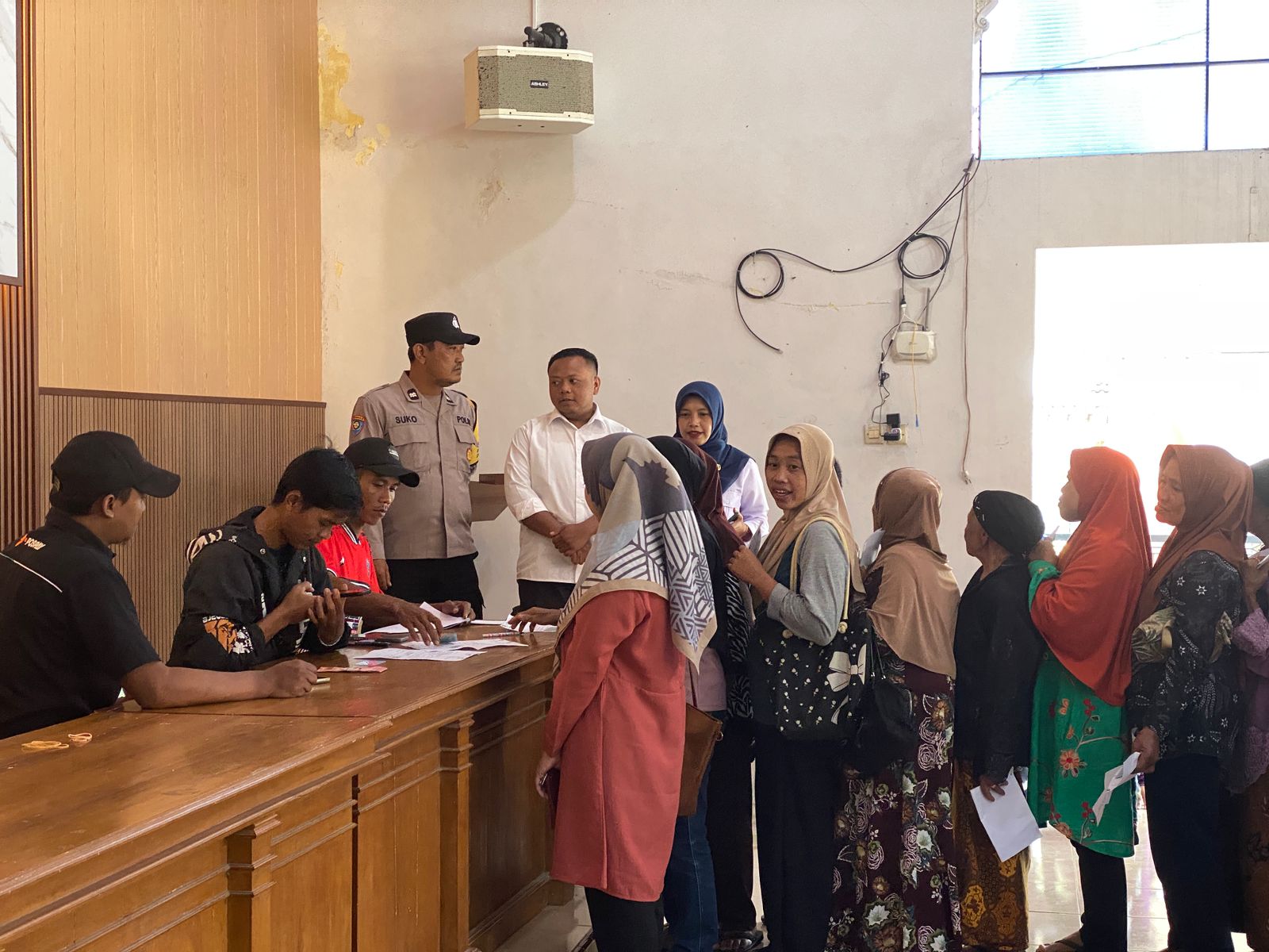 Bhabinkamtibmas Desa Pupus Kawal Penyaluran BLTS Kesra Tahap I Tahun 2025