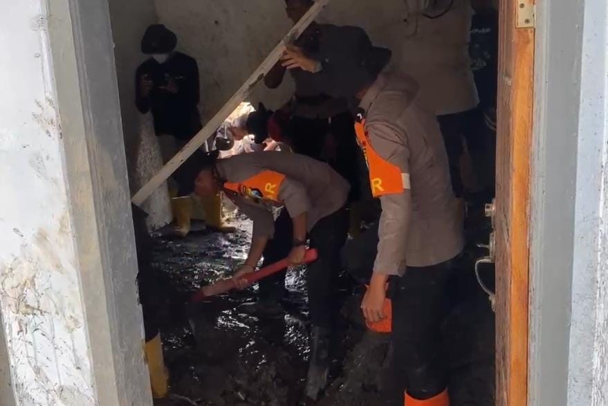 Polisi Bersihkan Rumah Warga Terdampak Erupsi Semeru di Dusun Sumbersari Lumajang