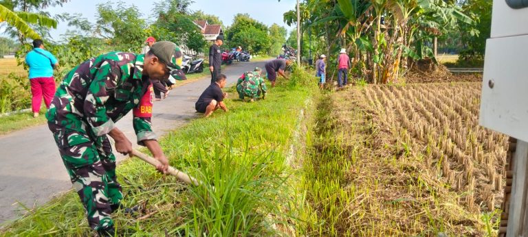 Peduli Lingkungan, Babinsa Kodim Ponorogo Ikut Kerja Bakti Bersihkan Sampah di Jalan