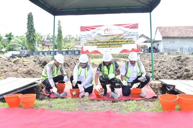Pembangunan Gedung KDKMP ke 100, Dandim Ponorogo Lakukan Peletakan Batu Pertama Bersama Plt.  Bupati Ponorogo