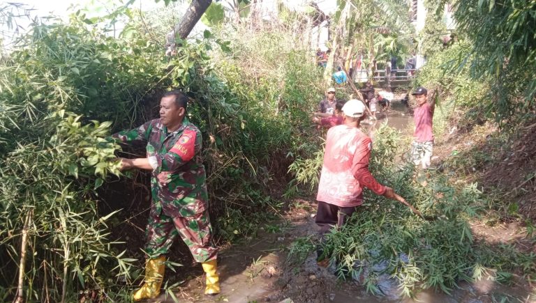 Babinsa Kodim Ponorogo Peduli Lingkungan, Bantu Warga Bersih Bersih Sungai
