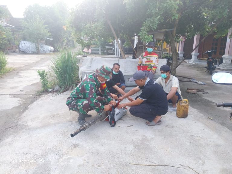 Jaga Lingkungan Sehat, Babinsa Kodim Ponorogo Bantu Warga Penyemprotan Fogging