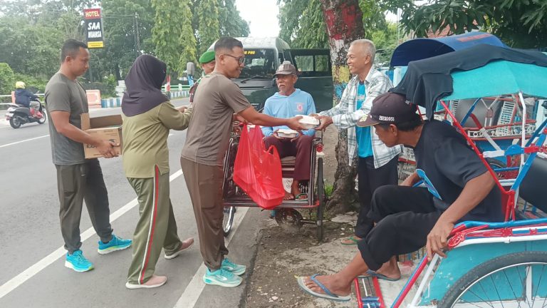 Jumat Berkah Peduli Sesama, Kodim Ponorogo Berbagi Dengan Masyarakat Sekitar