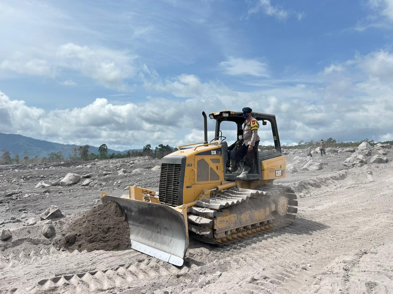 Polda Jatim Libatkan Personel Gabungan Perbaiki Tanggul Sungai di Curah Kobokan Lumajang