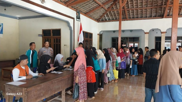 Polsek Slahung Pengamanan Penyaluran BLT KESRA Tahap Ke 1 Di Wil Kec Slahung
