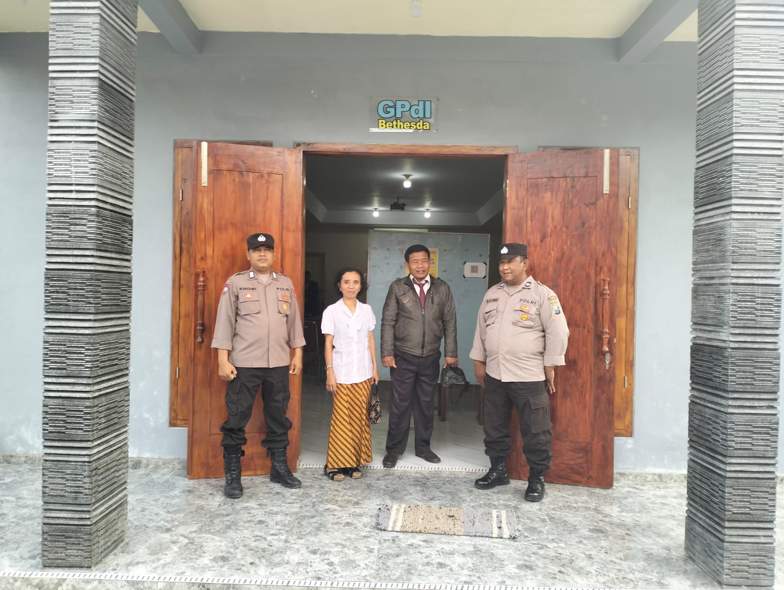 POLSEK SOMOROTO LAKSANAKAN PENGAMANAN KEGIATAN KEBAKTIAN DI GPDI CUWET, PLOSOJENAR KAUMAN