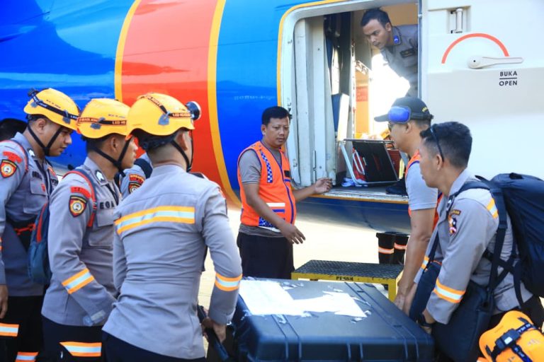 POLRI KEMBALI KIRIM 3,8 TON LOGISTIK OPERASIONAL PADA HARI KETIGA PENGIRIMAN, TERMASUK PERLENGKAPAN K9 DAN TENDA TAKTIS