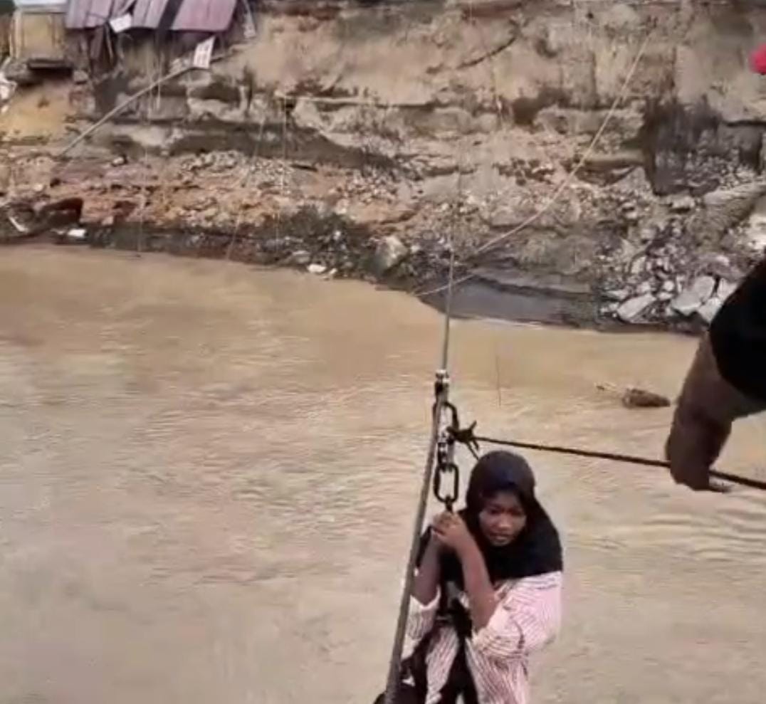 Brimob Aceh Pasang Tali Sling pada Jembatan Putus dan Geser Speed Boat untuk Mendukung Mobilitas Warga di Bireuen