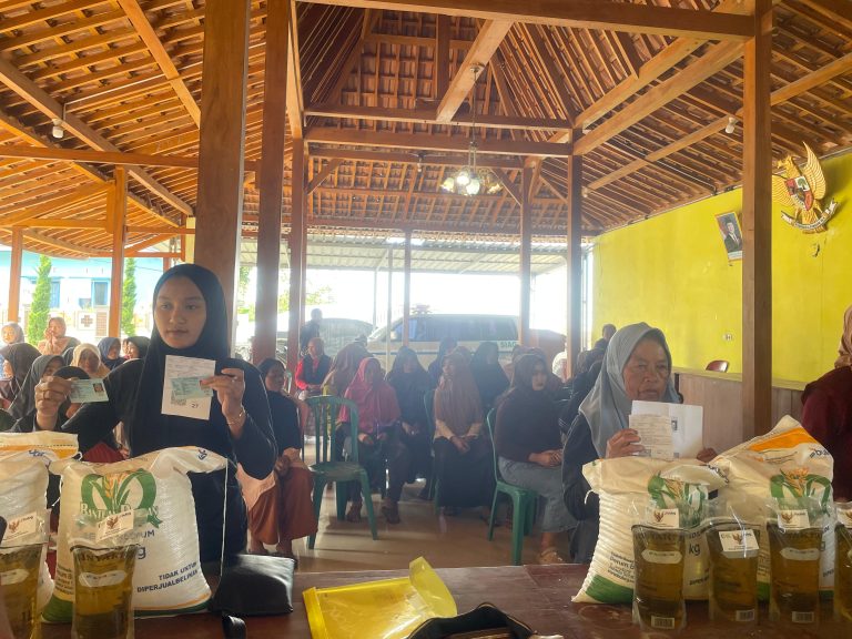 Polsek Pudak Melaksanakan Pengamanan Penyaluran Bantuan Pangan Bulan Oktober–November 2025 di Desa Pudak Kulon