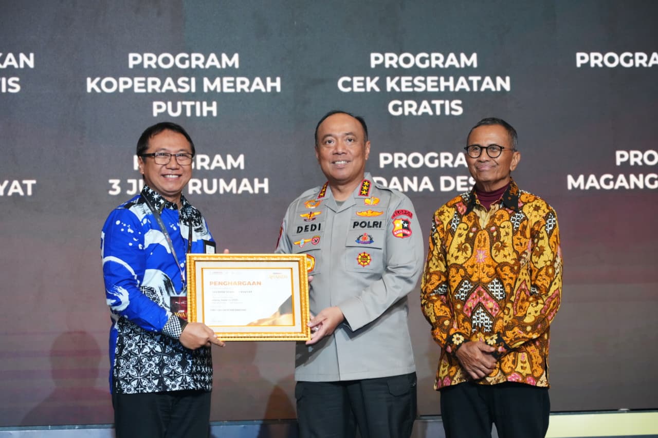 Wakapolri Terima Disway Award, Polri Tegaskan Komitmen Perkuat Kepercayaan Publik dan Sinergi Media