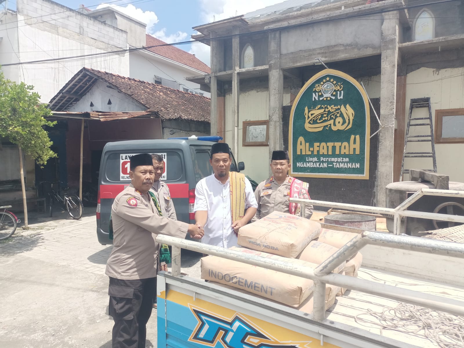 Kapolsek Somoroto Peduli Tempat Ibadah, Serahkan Bantuan 10 Sak Semen untuk Masjid Al Fattah.
