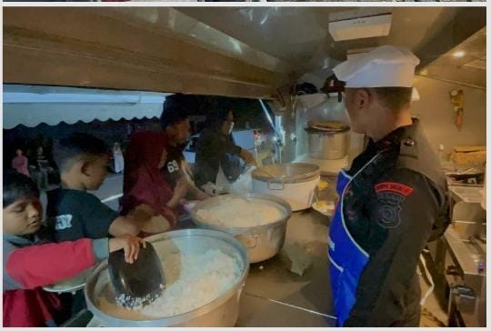 Dapur Lapangan Brimob Suplai Bantuan Makanan untuk Korban Banjir di Aceh Tamiang