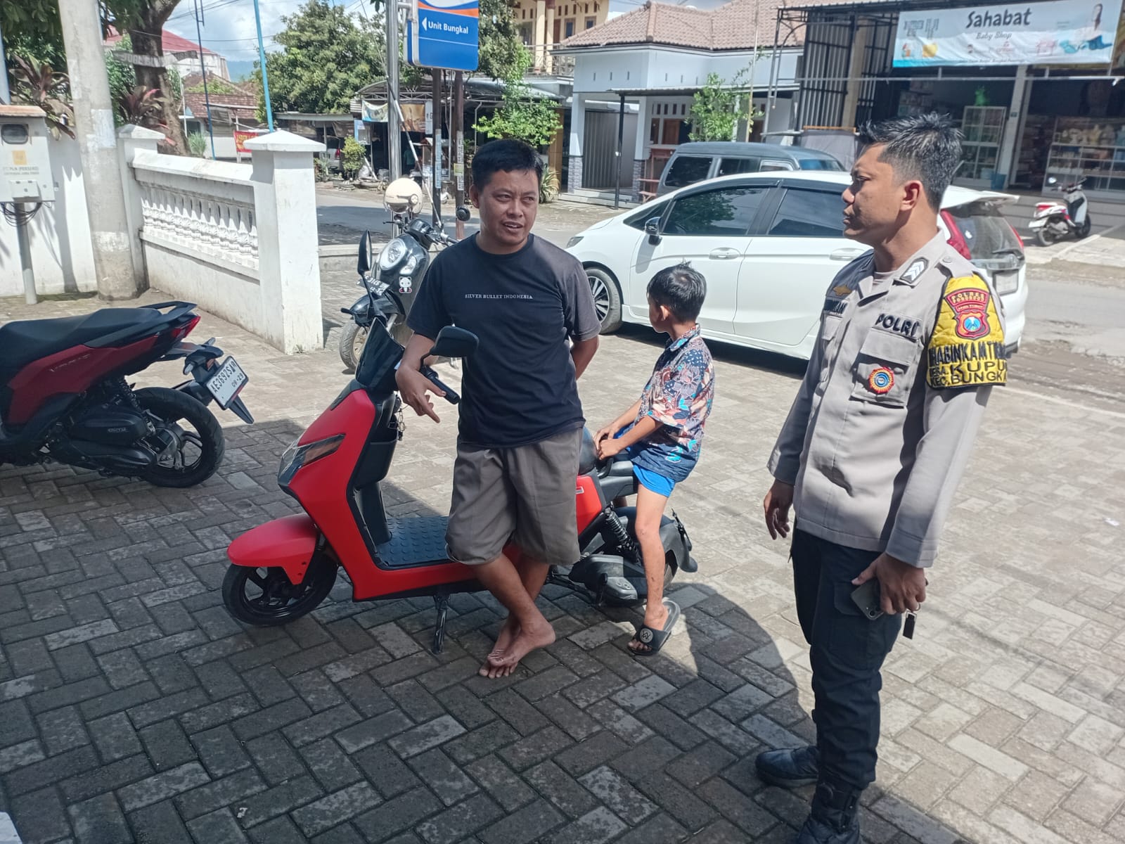 Patroli KRYD Polsek Jambon Tingkatkan Keamanan di Pasar, Wisata, dan Pemukiman