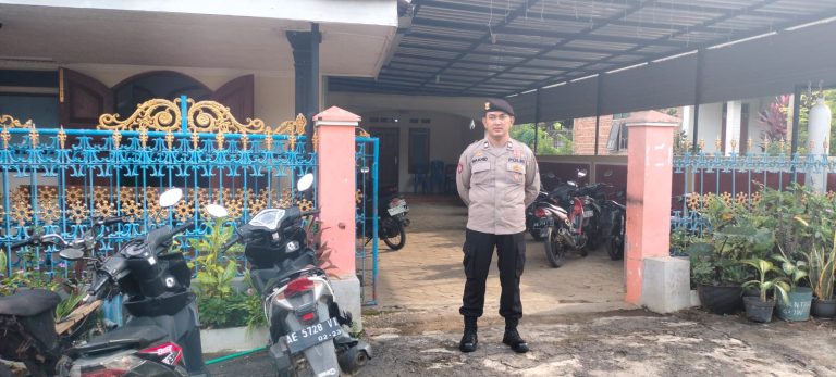 POLSEK JENANGAN LAKSANAKAN PENGAMANAN IBADAH KEBKATIAN RUTIN DI GKJW TRENCENG