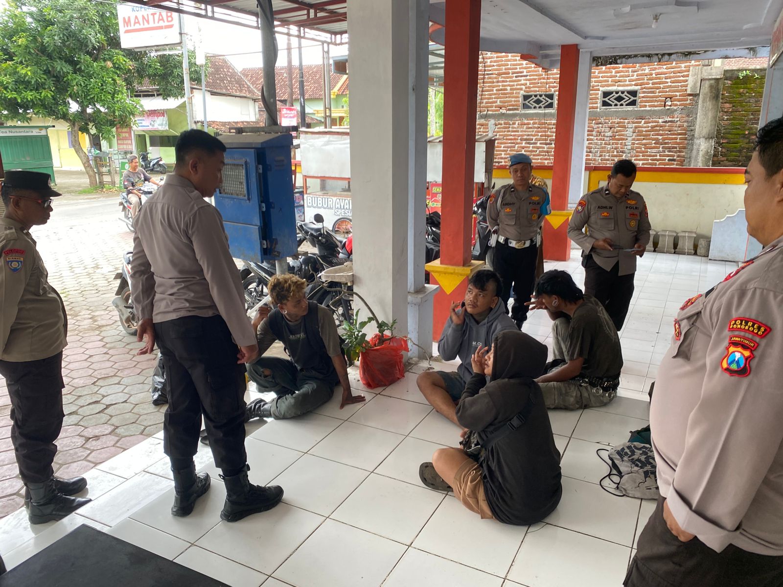 Polsek Slahung Patroli Dialogis Berikan Himbauan Kepada Remaja Dengan Sampaikan Pesan Kamtibmas