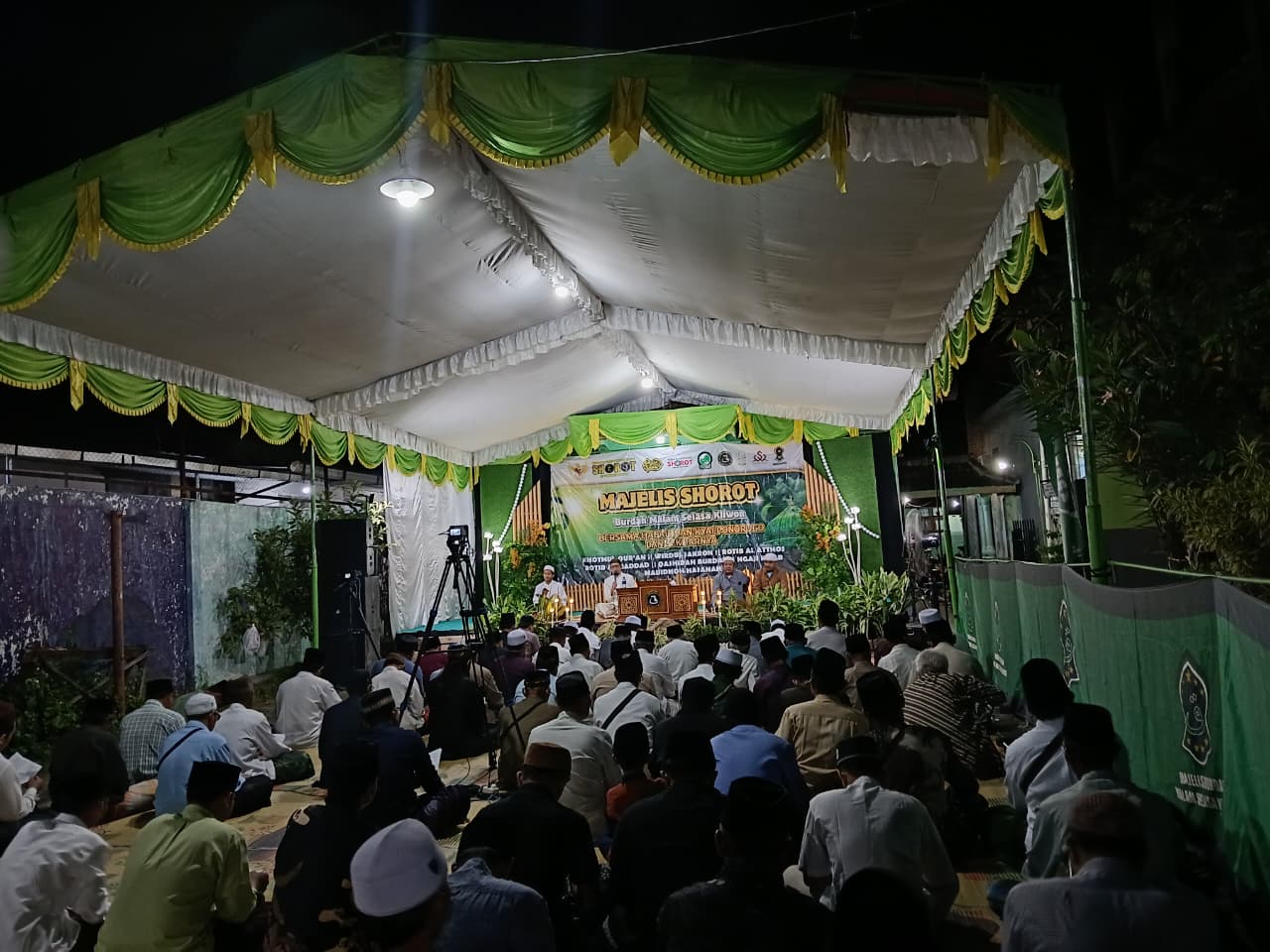 PENGAJIAN RUTIN MAJELIS SHOROT BURDAH PONOROGO BERLANGSUNG KHIDMAT DI LAPANGAN SDN BANYUDONO 2
