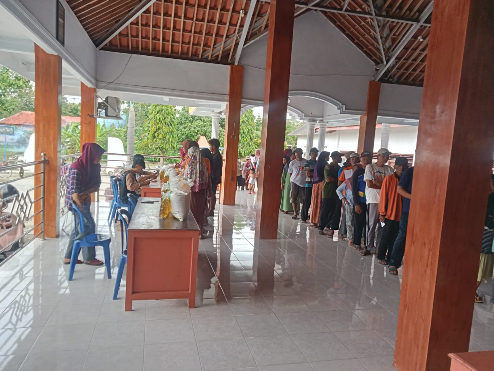 Penyaluran Bantuan Pangan Cadangan Beras Pemerintah dan Minyak Goreng di Tiga Desa Kecamatan Kauman