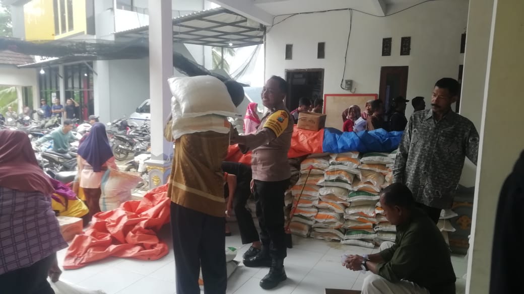 Polsek Ngrayun Laksanakan Pengamanan Penyaluran Bantuan Pangan Kemensos RI Tahun 2025 di Desa Gedangan