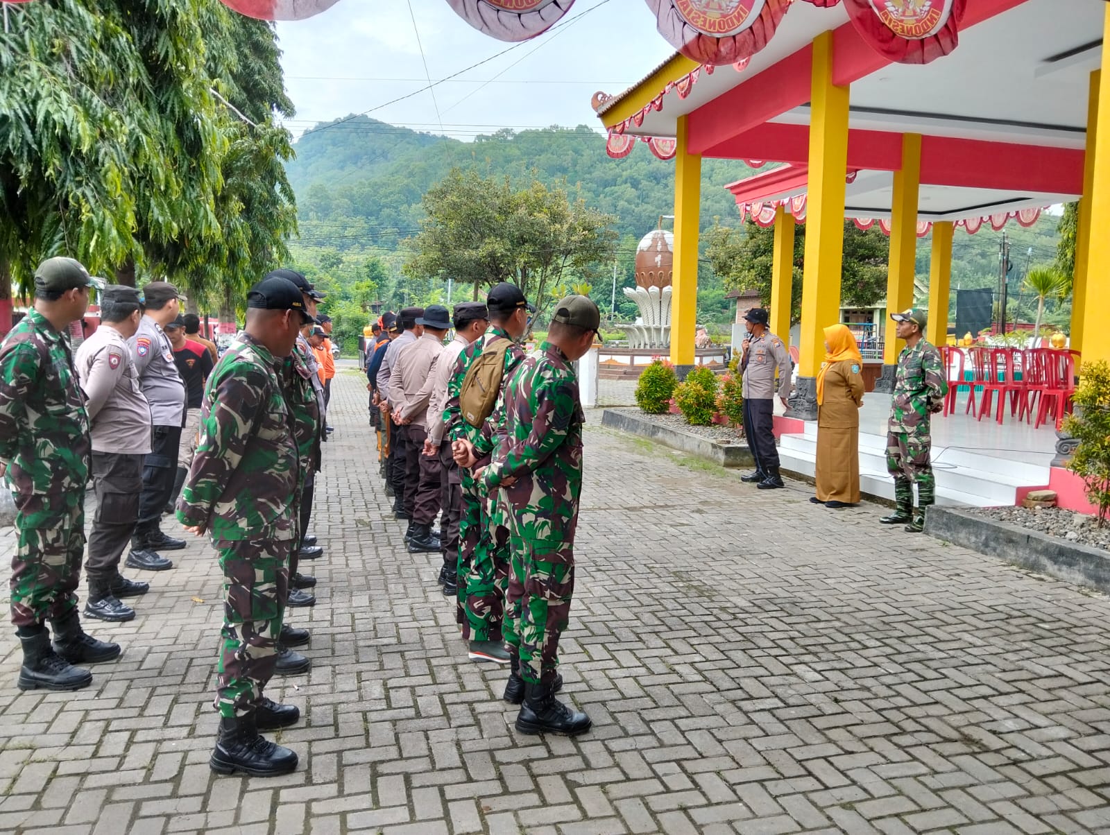 Polsek Sawoo Koordinasikan Kegiatan Pengeprasan dan Pemangkasan Pohon Rawan Tumbang di Jalur Nasional Ponorogo–Trenggalek