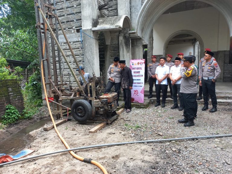 Slog Polri Percepat Distribusi Bantuan ke Tiga Provinsi Terdampak Bencana Melalui Jalur Udara dan Laut