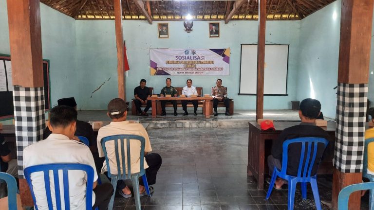 POLSEK JAMBON LAKSANAKAN SOSIALISASI PENGUATAN LINMAS DESA BULU LOR