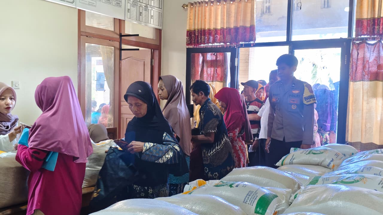 BHABINKAMTIBMAS DESA GONDOWIDO MONITORING PENYALURAN BANTUAN BAHAN PANGAN BULAN OKTOBER – NOVEMBER 2025