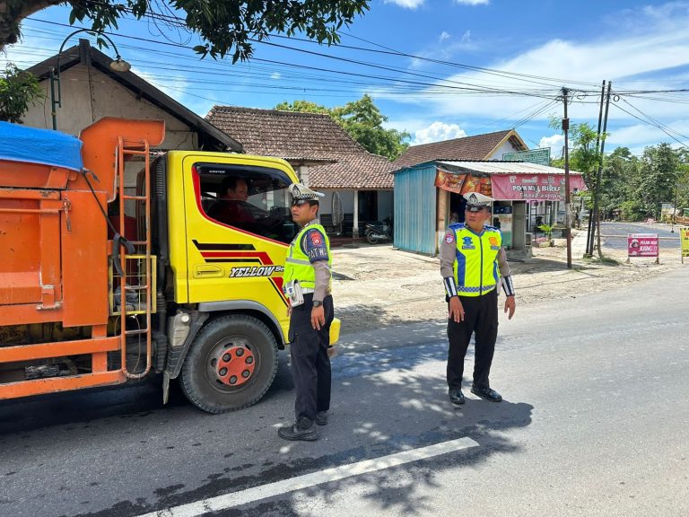 Satlantas Polres Ponorogo Laksanakan Teguran dan Himbauan Kendaraan Over Dimension