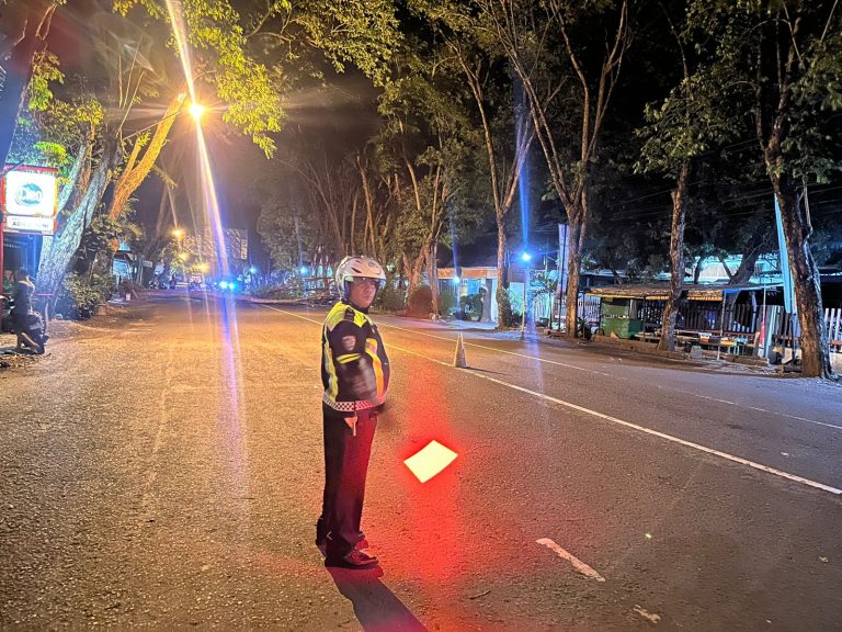 Polres Ponorogo Laksanakan Patroli Harkamtibmas, Evakuasi Pohon Tumbang di Jalan Sukarno Hatta