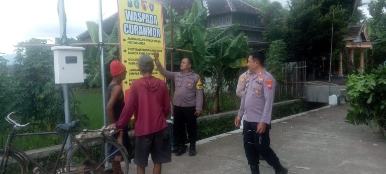 POLSEK SLAHUNG PASANG BANNER HIMBAUAN KAMTIBMAS DAN WASPADA CURANMOR DI WILAYAH PERSAWAHAN