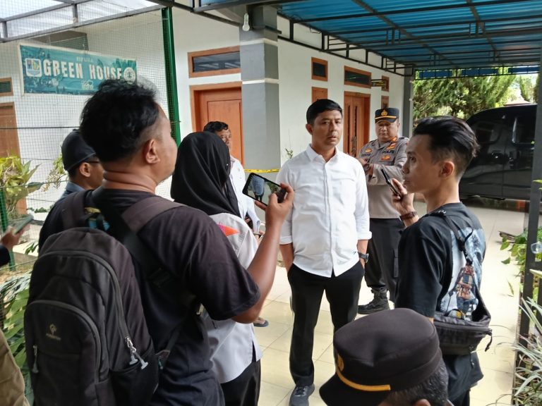 POLSEK PULUNG LAKUKAN OLAH TKP KASUS PENCURIAN UANG DI SMPN 1 PULUNG