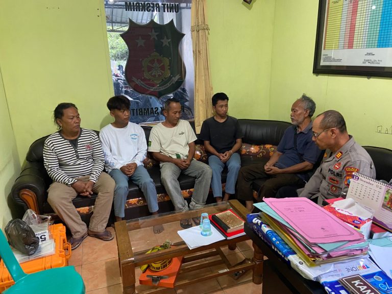 Unit Reskrim Polsek Sambit Amankan Santri yang Menguasai Senjata Tajam di Depan Ponpes Fathul Muna