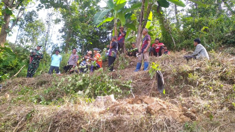 Polsek Sooko Bersama Dinas Lingkungan Hidup Laksanakan Penanaman Pohon di Desa Klepu