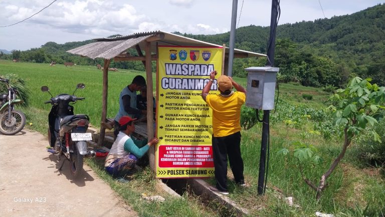 Polsek Slahung Pasang Banner Himbauan Kamtibmas Waspada Curanmor