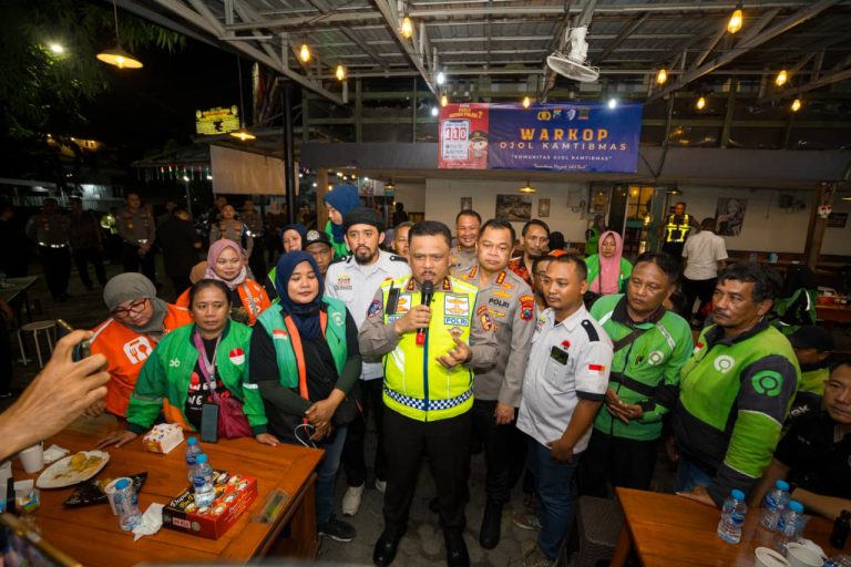 Kakorlantas Ngopi Bareng Driver Ojol Surabaya Sampaikan Pesan Kapolri