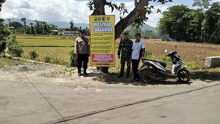 Bhabinkamtibmas Polsek Slahung Pasang Banner Himbauan Waspada Curanmor di Desa Gombang
