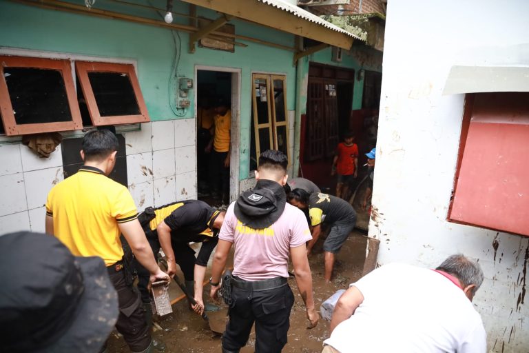 Polres Jember Terjunkan Personel Bantu Warga Terdampak Banjir